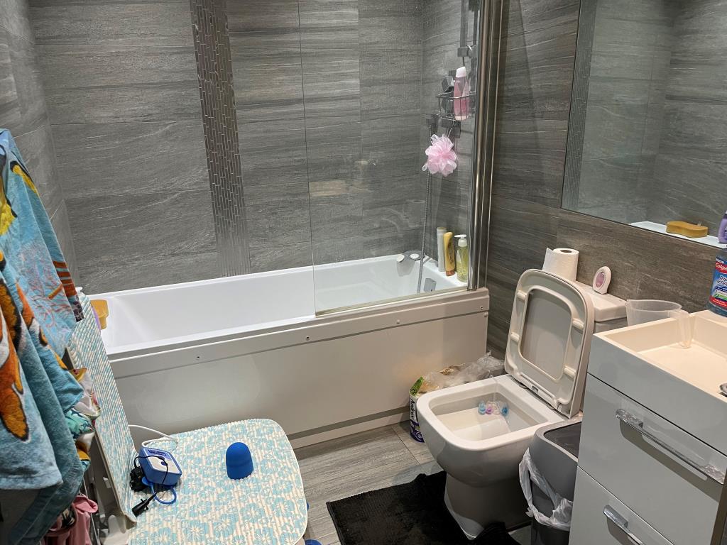 Lot: 105 - FLAT FOR INVESTMENT PRODUCING £10,800 PER ANNNUM -